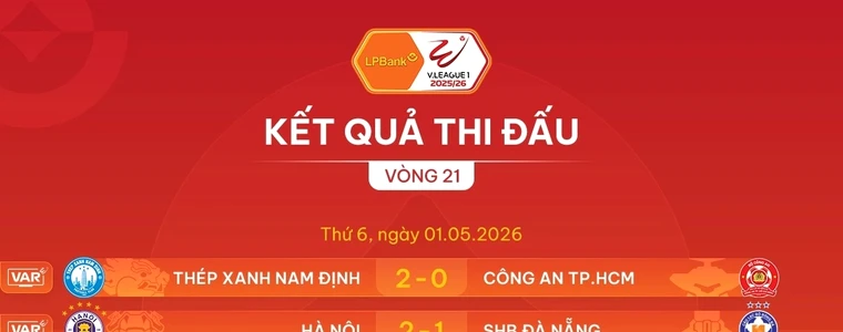 Sân vận động Tottenham về đêm với cầu thủ tiền vệ áo trắng và đồ họa bảng chuyển nhượng minh họa cho kỳ mua sắm hè 2026 của Spurs