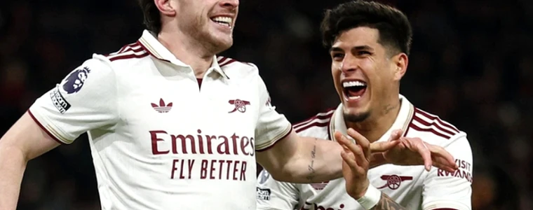 Sân vận động mái vòm ở Cardiff với khán đài phủ sắc đỏ trắng và xanh tượng trưng cho trận Arsenal gặp Man City ở Siêu cúp Anh.